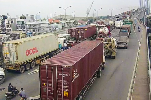 TP.HCM: đường vào cảng ùn tắc, chờ giải bài toán hạ tầng - Ảnh 6. TP.HCM: đường vào cảng ùn tắc, chờ giải bài toán hạ tầng - Ảnh 6.