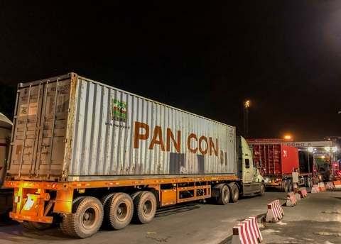 TP.HCM: đường vào cảng ùn tắc, chờ giải bài toán hạ tầng - Ảnh 8. TP.HCM: đường vào cảng ùn tắc, chờ giải bài toán hạ tầng - Ảnh 8.