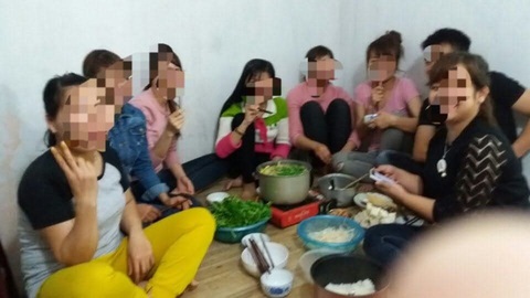 Tôi đi làm công nhân - Kỳ 3: Bát canh chia nhau ở xóm trọ nghèo - Ảnh 2. Tôi đi làm công nhân - Kỳ 3: Bát canh chia nhau ở xóm trọ nghèo - Ảnh 2.