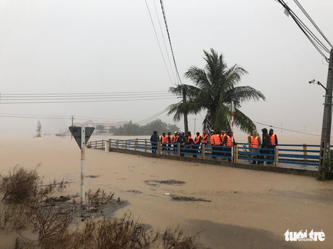 Bão qua, nhiều nơi xả lũ, làng mạc ngập lênh láng - Ảnh 4. Bão qua, nhiều nơi xả lũ, làng mạc ngập lênh láng - Ảnh 4.