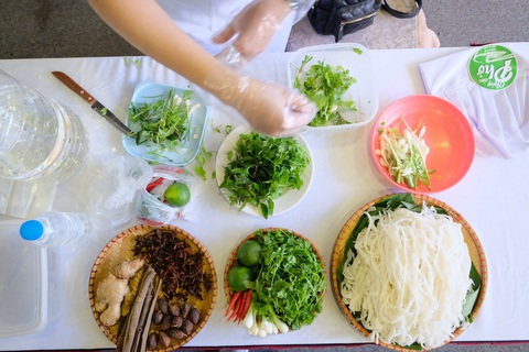 Những 10.000 một bát phở, ăn hay không ăn? - Ảnh 1. Những 10.000 một bát phở, ăn hay không ăn? - Ảnh 1.
