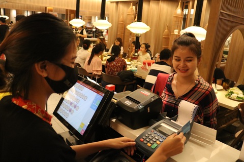 103 triệu thẻ ngân hàng đang lưu hành trên thị trường - Ảnh 1. 103 triệu thẻ ngân hàng đang lưu hành trên thị trường - Ảnh 1.