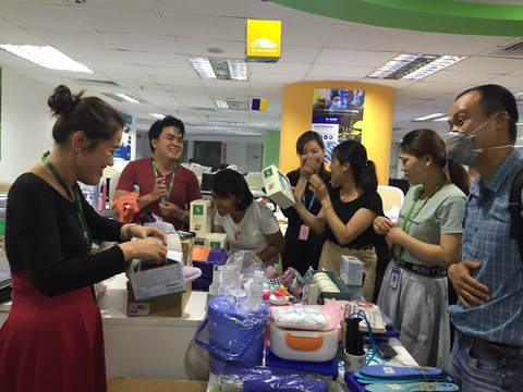 Phiên chợ yêu thương tại văn phòng - Ảnh 1. Phiên chợ yêu thương tại văn phòng - Ảnh 1.