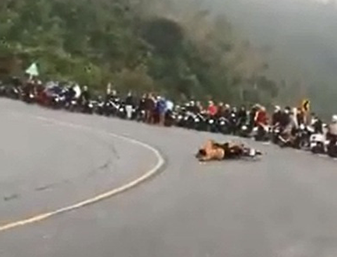 ‘Trẻ trâu’ diễn trò đua xe trên đèo Hải Vân té sấp mặt, chuẩn bị lên đồn - Ảnh 1. ‘Trẻ trâu’ diễn trò đua xe trên đèo Hải Vân té sấp mặt, chuẩn bị lên đồn - Ảnh 1.
