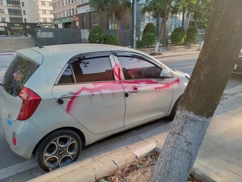 Bảo vệ xịt sơn lên ôtô vì chủ phương tiện không gửi xe trong bãi - Ảnh 1. Bảo vệ xịt sơn lên ôtô vì chủ phương tiện không gửi xe trong bãi - Ảnh 1.