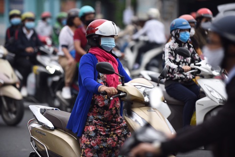 TP.HCM se lạnh, người dân khoác áo ấm, choàng khăn ra đường - Ảnh 2. TP.HCM se lạnh, người dân khoác áo ấm, choàng khăn ra đường - Ảnh 2.
