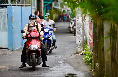 TP.HCM se lạnh, người dân khoác áo ấm, choàng khăn ra đường - Ảnh 3. TP.HCM se lạnh, người dân khoác áo ấm, choàng khăn ra đường - Ảnh 3.