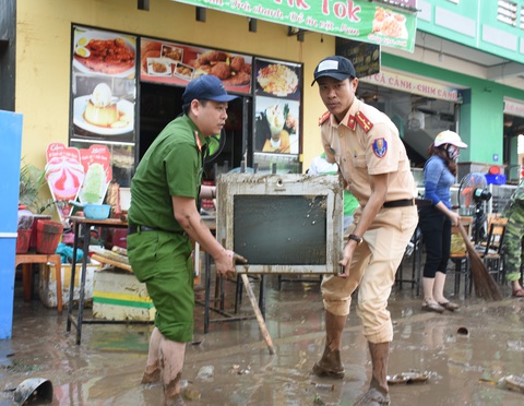 ‘Lũ cuốn bay nhà rồi, lấy nơi nào mà ở’ - Ảnh 2. ‘Lũ cuốn bay nhà rồi, lấy nơi nào mà ở’ - Ảnh 2.