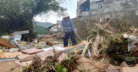 ‘Lũ cuốn bay nhà rồi, lấy nơi nào mà ở’ - Ảnh 3. ‘Lũ cuốn bay nhà rồi, lấy nơi nào mà ở’ - Ảnh 3.