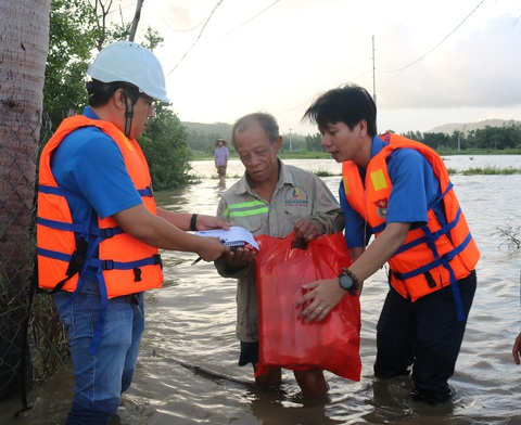 Báo Tuổi Trẻ cứu trợ khẩn cấp người dân vùng ngập lũ tỉnh Phú Yên - Ảnh 1. Báo Tuổi Trẻ cứu trợ khẩn cấp người dân vùng ngập lũ tỉnh Phú Yên - Ảnh 1.