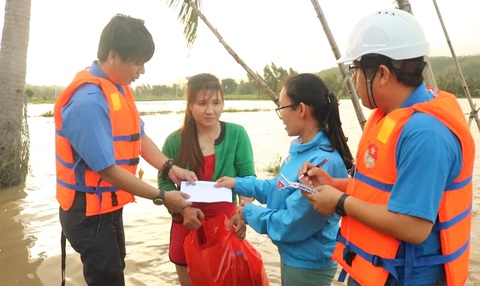 Báo Tuổi Trẻ cứu trợ khẩn cấp người dân vùng ngập lũ tỉnh Phú Yên - Ảnh 2. Báo Tuổi Trẻ cứu trợ khẩn cấp người dân vùng ngập lũ tỉnh Phú Yên - Ảnh 2.