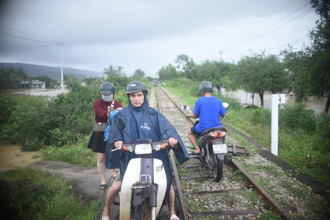 Tránh ngập, người Quy Nhơn phải chạy xe máy... lên đường ray xe lửa - Ảnh 1. Tránh ngập, người Quy Nhơn phải chạy xe máy... lên đường ray xe lửa - Ảnh 1.