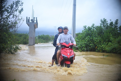 Tránh ngập, người Quy Nhơn phải chạy xe máy... lên đường ray xe lửa - Ảnh 3. Tránh ngập, người Quy Nhơn phải chạy xe máy... lên đường ray xe lửa - Ảnh 3.