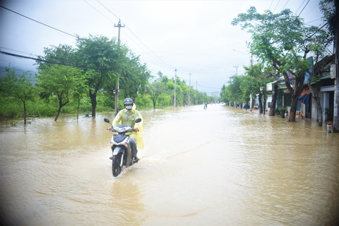 Tránh ngập, người Quy Nhơn phải chạy xe máy... lên đường ray xe lửa - Ảnh 2. Tránh ngập, người Quy Nhơn phải chạy xe máy... lên đường ray xe lửa - Ảnh 2.