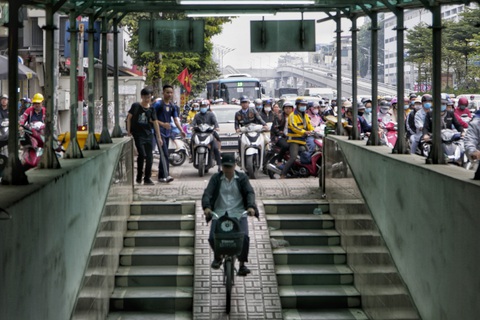 Thông xe vành đai 2 trên cao, đường Trường Chinh lại tắc hơn - Ảnh 3. Thông xe vành đai 2 trên cao, đường Trường Chinh lại tắc hơn - Ảnh 3.