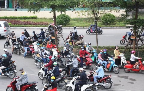 Thông xe vành đai 2 trên cao, đường Trường Chinh lại tắc hơn - Ảnh 4. Thông xe vành đai 2 trên cao, đường Trường Chinh lại tắc hơn - Ảnh 4.