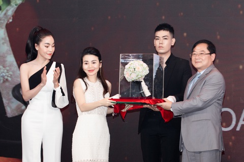 Công bố vương miện Hoa hậu Việt Nam 2020 nặng 159 gram vàng - Ảnh 3. Công bố vương miện Hoa hậu Việt Nam 2020 nặng 159 gram vàng - Ảnh 3.