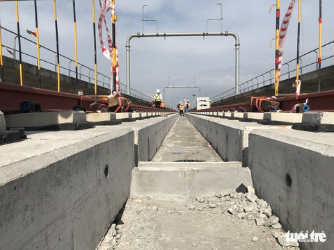 Cận cảnh sự cố rơi gối cao su tại tuyến metro số 1 - Ảnh 1. Cận cảnh sự cố rơi gối cao su tại tuyến metro số 1 - Ảnh 1.
