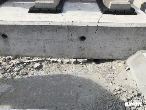 Cận cảnh sự cố rơi gối cao su tại tuyến metro số 1 - Ảnh 3. Cận cảnh sự cố rơi gối cao su tại tuyến metro số 1 - Ảnh 3.