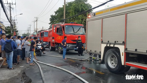 Cháy cơ sở lắp ráp loa trong khu dân cư, khói đen mịt mù - Ảnh 3. Cháy cơ sở lắp ráp loa trong khu dân cư, khói đen mịt mù - Ảnh 3.