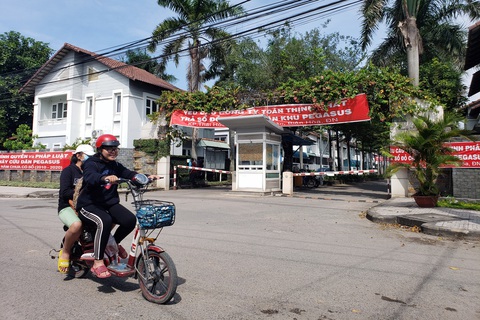 Chủ đầu tư đem dự án thế chấp, cư dân làng biệt thự 10 năm chưa có sổ đỏ - Ảnh 1. Chủ đầu tư đem dự án thế chấp, cư dân làng biệt thự 10 năm chưa có sổ đỏ - Ảnh 1.