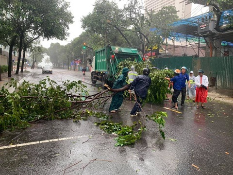 Tránh ngập, người Quy Nhơn phải chạy xe máy trên đường ray xe lửa - Ảnh 11. Tránh ngập, người Quy Nhơn phải chạy xe máy trên đường ray xe lửa - Ảnh 11.