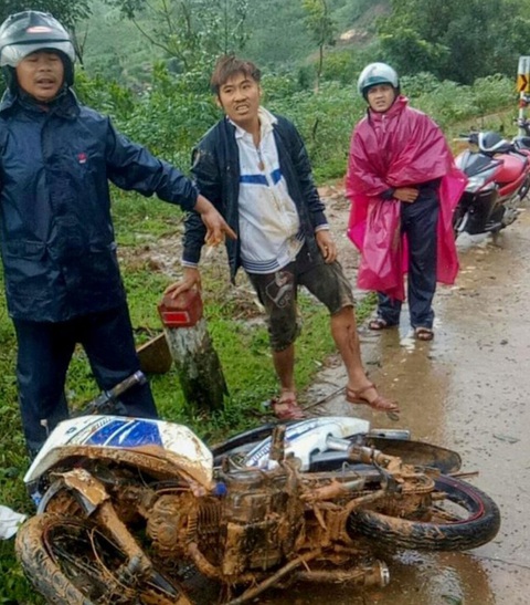 Bị đất đá vùi, 2 thanh niên dùng tay đào bới, thoát khỏi vùng sạt lở kinh hoàng - Ảnh 1. Bị đất đá vùi, 2 thanh niên dùng tay đào bới, thoát khỏi vùng sạt lở kinh hoàng - Ảnh 1.