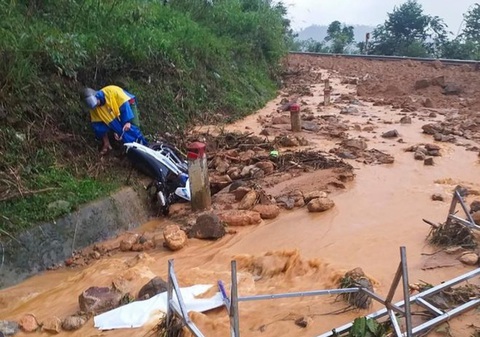 Bị đất đá vùi, 2 thanh niên dùng tay đào bới, thoát khỏi vùng sạt lở kinh hoàng - Ảnh 2. Bị đất đá vùi, 2 thanh niên dùng tay đào bới, thoát khỏi vùng sạt lở kinh hoàng - Ảnh 2.