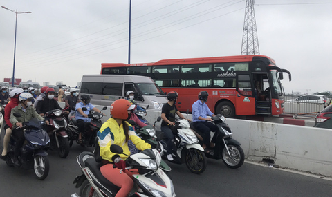 Xe khách leo dải phân cách cầu Sài Gòn, kẹt xe kéo dài - Ảnh 2. Xe khách leo dải phân cách cầu Sài Gòn, kẹt xe kéo dài - Ảnh 2.