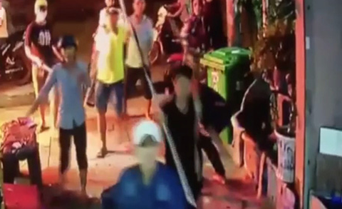 Đâm chém chủ, đập phá quán chân gà nướng ở quận 12 với giá 10 triệu - Ảnh 1. Đâm chém chủ, đập phá quán chân gà nướng ở quận 12 với giá 10 triệu - Ảnh 1.