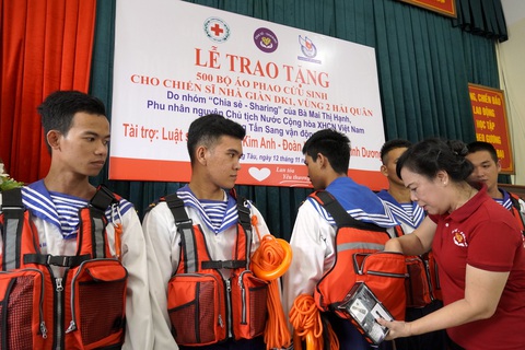 500 bộ áo phao đa năng tặng nhà giàn DK1 - Ảnh 1. 500 bộ áo phao đa năng tặng nhà giàn DK1 - Ảnh 1.