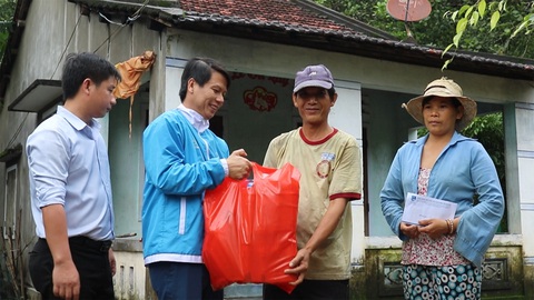 Đến với vùng lúa gạo ngập úng, giếng toàn nước lũ - Ảnh 4. Đến với vùng lúa gạo ngập úng, giếng toàn nước lũ - Ảnh 4.
