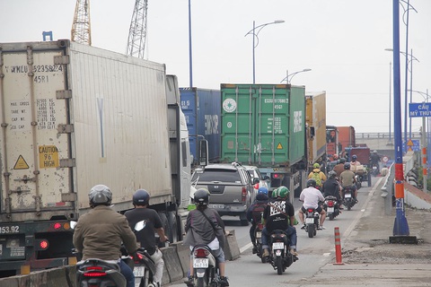 TP.HCM thu phí hạ tầng, thông đường vào cảng - Ảnh 1. TP.HCM thu phí hạ tầng, thông đường vào cảng - Ảnh 1.