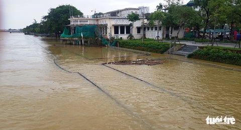 Lũ lên nhanh quá, may bà con đề phòng - Ảnh 5. Lũ lên nhanh quá, may bà con đề phòng - Ảnh 5.