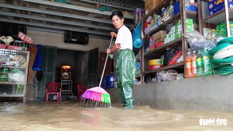 Lũ lên nhanh quá, may bà con đề phòng - Ảnh 2. Lũ lên nhanh quá, may bà con đề phòng - Ảnh 2.