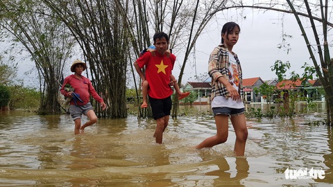 Lũ lên nhanh quá, may bà con đề phòng - Ảnh 3. Lũ lên nhanh quá, may bà con đề phòng - Ảnh 3.