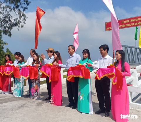 Nguyên chủ tịch nước Trương Tấn Sang trao tặng 200 con bò giống cho hộ nghèo - Ảnh 1. Nguyên chủ tịch nước Trương Tấn Sang trao tặng 200 con bò giống cho hộ nghèo - Ảnh 1.