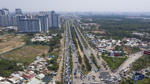 TP.HCM: đường vào cảng ùn tắc, chờ giải bài toán hạ tầng - Ảnh 2. TP.HCM: đường vào cảng ùn tắc, chờ giải bài toán hạ tầng - Ảnh 2.