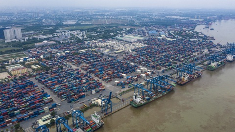 TP.HCM: đường vào cảng ùn tắc, chờ giải bài toán hạ tầng - Ảnh 1. TP.HCM: đường vào cảng ùn tắc, chờ giải bài toán hạ tầng - Ảnh 1.