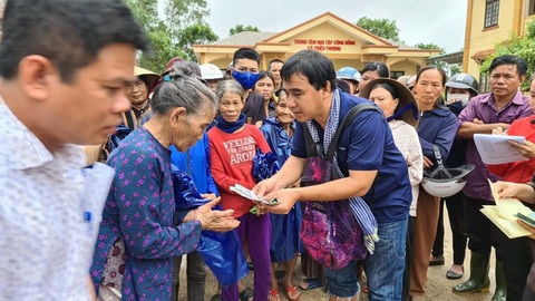 Từ thiện cũng phải biết cách tôn trọng người nhận - Ảnh 1. Từ thiện cũng phải biết cách tôn trọng người nhận - Ảnh 1.