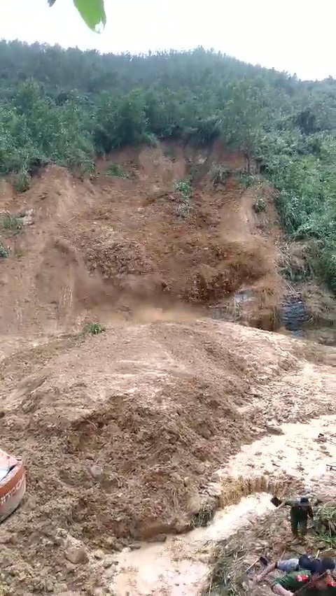 Clip: Kinh hoàng núi lại sạt lở khi lực lượng tìm kiếm nạn nhân mất tích, mọi người tháo chạy - Ảnh 2. Clip: Kinh hoàng núi lại sạt lở khi lực lượng tìm kiếm nạn nhân mất tích, mọi người tháo chạy - Ảnh 2.