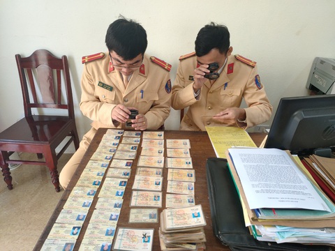 Phát hiện hơn 200 giấy phép lái xe giả tại một huyện vùng cao - Ảnh 1. Phát hiện hơn 200 giấy phép lái xe giả tại một huyện vùng cao - Ảnh 1.