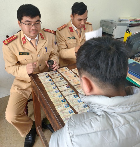 Phát hiện hơn 200 giấy phép lái xe giả tại một huyện vùng cao - Ảnh 2. Phát hiện hơn 200 giấy phép lái xe giả tại một huyện vùng cao - Ảnh 2.