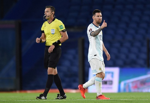 VAR và xà ngang từ chối bàn thắng của Messi, Argentina mất điểm trên sân nhà - Ảnh 2. VAR và xà ngang từ chối bàn thắng của Messi, Argentina mất điểm trên sân nhà - Ảnh 2.