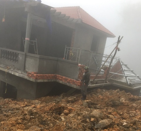 Sau tiếng nổ lớn, ngôi nhà to bị đất đá vùi lấp đến nửa - Ảnh 1. Sau tiếng nổ lớn, ngôi nhà to bị đất đá vùi lấp đến nửa - Ảnh 1.