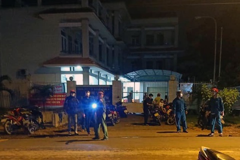 Chồng đâm chết vợ rồi treo cổ tự tử, bỏ lại 3 con nhỏ - Ảnh 1. Chồng đâm chết vợ rồi treo cổ tự tử, bỏ lại 3 con nhỏ - Ảnh 1.