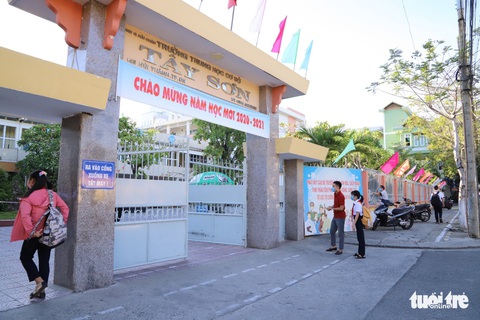 Học sinh, sinh viên Đà Nẵng nghỉ học tránh bão số 13 - Ảnh 1. Học sinh, sinh viên Đà Nẵng nghỉ học tránh bão số 13 - Ảnh 1.