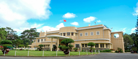 Đại sứ Pháp Nicolas Warnery trao bản sao thiết kế Dinh Bảo Đại cho tỉnh Lâm Đồng - Ảnh 4. Đại sứ Pháp Nicolas Warnery trao bản sao thiết kế Dinh Bảo Đại cho tỉnh Lâm Đồng - Ảnh 4.