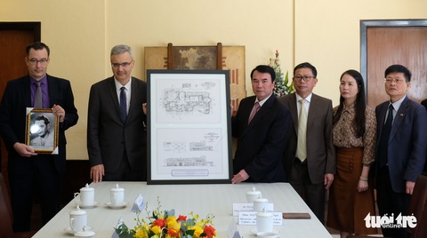 Đại sứ Pháp Nicolas Warnery trao bản sao thiết kế Dinh Bảo Đại cho tỉnh Lâm Đồng - Ảnh 1. Đại sứ Pháp Nicolas Warnery trao bản sao thiết kế Dinh Bảo Đại cho tỉnh Lâm Đồng - Ảnh 1.