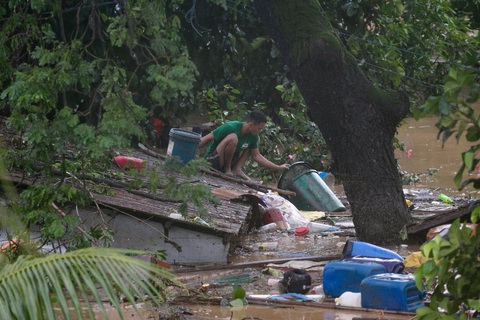 Bão Vamco quét qua Philippines, 26 người chết, lũ nhấn chìm hàng chục ngàn ngôi nhà - Ảnh 5. Bão Vamco quét qua Philippines, 26 người chết, lũ nhấn chìm hàng chục ngàn ngôi nhà - Ảnh 5.